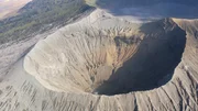 Der Gunung Bromo auf Java brach zuletzt aus. Einheimische werfen Opfergaben in den Krater, um ihn zu beruhigen.