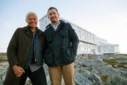 Amazing Hotels – Fogo Island Inn, Kanada Monica Galetti und Giles Coren vor dem Fogo Inn