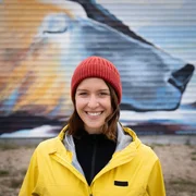 Wenn Eisbären auf Nahrungssuche in die Stadt kommen, kann das für Mensch und Tier zur Gefahr werden. Im "Gefängnis" werden problematische Tiere verwahrt und nach einiger Zeit weit weg von der Stadt wieder freigelassen. Im Bild: Hannah Emde