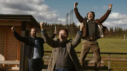 Martin (Mads Mikkelsen, re.), Nikolaj (Magnus Millang, li.) und Peter (Lars Ranthe, Mitte) im Jubel-Rausch.