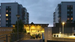Die Br&uuml;cke ist Treffpunkt der Jugendlichen im Brennpunktviertel Dalhem von Helsingborg