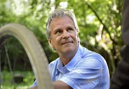 Hausmeister Christian Brenner (Peter Sattmann) ist der gute Geist der Schule.