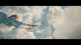 Meeri (Leni Deschner) fliegt kontrolliert durch die Luft.