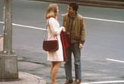Als der Taxifahrer Travis Bickle (Robert De Niro, r.) die adrette, gebildete Wahlkampfhelferin Betsy (Cybill Shepherd, l.) kennen lernt, erscheint sie ihm wie ein Engel im S&uuml;ndenpfuhl New Yorks ...