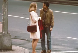 Als der Taxifahrer Travis Bickle (Robert De Niro, r.) die adrette, gebildete Wahlkampfhelferin Betsy (Cybill Shepherd, l.) kennen lernt, erscheint sie ihm wie ein Engel im S&uuml;ndenpfuhl New Yorks ...