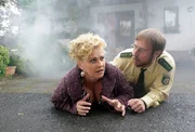 Terror in Hengasch: bei Dietmar (Bjarne Mädel, r.) und Heike Schäffer (Petra Kleinert, l.) explodiert die Keramikkatze vor dem Haus. Terror in Hengasch: bei Dietmar (Bjarne Mädel, r.) und Heike Schäffer (Petra Kleinert, l.) explodiert die Keramikkatze vor dem Haus.