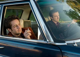Sam (Michael Angarano, li.) und sein Jugendfreund Marshall (Reece Thompson) wollten eigentlich nur ein Wochenende in Long Island verbringen.