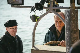 Freunden sich schnell an: der streitbare, r&uuml;stige Kauz Max (Hans-Peter Korff, l.), den es aus Gr&uuml;nden, die er nicht erz&auml;hlen m&ouml;chte, nach Maalsund verschlagen hat, und Thomas Wintersperger (Ulrich Tukur, r.), der in der N&auml;he der Absturzstelle bleiben m&ouml;chte, um seiner Tochter m&ouml;glichst nahe zu sein.