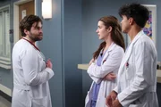 Grey's Anatomy Staffel 19 Folge 16 – Jake Borelli als Dr. Levi Schmitt, Adelaide Kane als Dr. Jules Millin, Niko Terho als Dr. Lucas Adams.