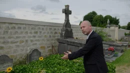 Am viel besuchten Grab von Vincent van Gogh in Auvers-sur-Oise bei Paris zeigt Wouter van der Veen vom "Institut Van Gogh", wer dort alles Zeugnis ablegt.