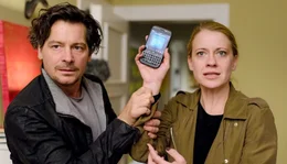 Aus Spa&szlig; wird Ernst: Vanessa (Caroline Peters) merkt, dass Marc (Fritz Karl) ihr etwas verheimlicht.