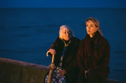 Zwei Fremde, die beide ein schweres Schicksal zu tragen haben: Sonja Wintersperger (Ursina Lardi, r) muss mit dem Tod ihrer Tochter umgehen lernen, Rena (Carmen-Maja Antoni, l.) ist da schon weiter. Ihre Tochter und ihren Mann verlor die Maalsunderin vor einigen Jahren, aber sie hat sich mit der Situation inzwischen arrangiert.