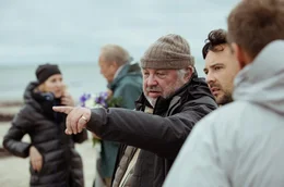 Regisseur von &bdquo;Meeresleuchten&ldquo; ist Wolfgang Panzer (m.), der auch das Drehbuch geschrieben hat und nach fast zehnj&auml;hriger Pause mit dem prominent besetzten WDR-Drama in die Filmwelt zur&uuml;ckkehrt