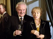 Gottfried (Wolfgang H&uuml;bsch) und Hermine (Christine Ostermayer) bemerken mit Unbehagen, dass ihr Kuppelversuch von Thomas und Claudia schief geht.