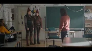 Tinka (Josephine Chavarria Højbjerg) und Falke (Villbjørk Malling Agger) nehmen am Unterricht teil.