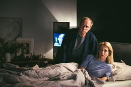 Ein letztes Bangen: Kann es sein, dass seine Tochter vielleicht doch nicht unter den Passagieren des abgest&uuml;rzten Flugzeuges war? Sonja Wintersperger (Ursina Lardi, r.) und Thomas Wintersperger (Ulrich Tukur, l.).