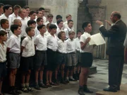 Im Jahr 1949 verdingt sich der arbeitslose Musiker Clement Mathieu (Gerard Jgnot) als Hilfslehrer in einem Internat f&uuml;r schwer erziehbare Jungs. Dessen zynischer Schuld hat die Kinder, meist Kriegswaisen oder S&ouml;hne lediger M&uuml;tter, schon abgeschrieben und traktiert sie mit Pr&uuml;gel und Karzer. Mathieu aber hat eine andere Idee: als die wilden Jungs mal wieder au&szlig;er Rand und Band sind, l&auml;sst er sie vorsingen und kanalisiert ihre Energie in einen Chor.