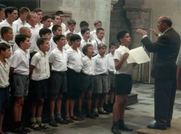 Im Jahr 1949 verdingt sich der arbeitslose Musiker Clement Mathieu (Gerard Jgnot) als Hilfslehrer in einem Internat f&uuml;r schwer erziehbare Jungs. Dessen zynischer Schuld hat die Kinder, meist Kriegswaisen oder S&ouml;hne lediger M&uuml;tter, schon abgeschrieben und traktiert sie mit Pr&uuml;gel und Karzer. Mathieu aber hat eine andere Idee: als die wilden Jungs mal wieder au&szlig;er Rand und Band sind, l&auml;sst er sie vorsingen und kanalisiert ihre Energie in einen Chor.