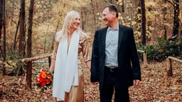 Als Uwe im Herbst 2023 die Diagnose ALS erh&auml;lt, ver&auml;ndert sich das Leben von ihm und seiner Frau Claudia grundlegend. Die unheilbare Nervenkrankheit schreitet schnell voran. &bdquo;Diagnose ALS &ndash; Uwes Weg zum selbstbestimmten Sterben&ldquo; ist ein tief bewegendes Portr&auml;t &uuml;ber Liebe, Mut, Sterbebegleitung und die Frage, wie viel Selbstbestimmung Sterben in Deutschland heute zul&auml;sst. - Claudia und Uwe