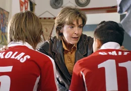 Lehrerin Petra Winter (Thekla Carola Wied) gibt ihren Jungs einen guten Rat.