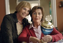 Lehrerin Petra Winter (Thekla Carola Wied, re.) lebt nach ihrer Scheidung wieder unter einem Dach mit ihrer Mutter Elisabeth (Eva Pflug), die ihre Fu&szlig;ball begeisterte Tochter mit einem Pokal &uuml;berrascht.