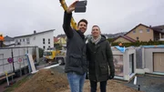 Selfie auf der eigenen Bausteller - Torben und Marcel sind erleichtert, dass das Projekt jetzt richtig losgeht.