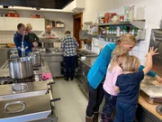 Gemeinsames Kochen von drei Generationen der Familie Spreitzhofer.