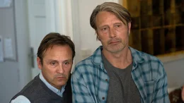 Trinken in der Schule: Die Lehrer Martin (Mads Mikkelsen, rechts) und Peter (Lars Ranthe) wagen einen Versuch.