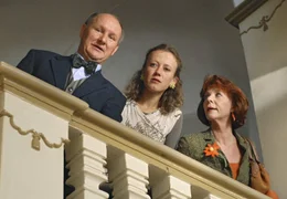 Die Kollegen Hummel (Verena Peter, re.), Fr&ouml;hlich (Katharina Spiering) und Paulsen (Peter Obermann) sind &uuml;berrascht.