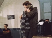 Der junge Pierre Morhange (Jean-Baptiste Maunier) erh&auml;lt endlich Besuch von seiner Mutter Violette (Marie Bunel).