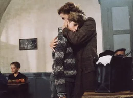 Der junge Pierre Morhange (Jean-Baptiste Maunier) erh&auml;lt endlich Besuch von seiner Mutter Violette (Marie Bunel).