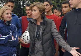 Die Fu&szlig;ball begeisterte Lehrerin Petra Winter (Thekla Carola Wied) will ihren Jungs Taktik und Disziplin beibringen - doch das ist nicht so einfach.
