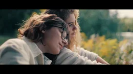 Klara (Sophie Zeniti) und Meeri (Leni Deschner) gehen zusammen durch dick und d&uuml;nn.