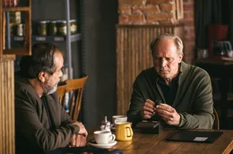 Schmerzvolle Begegnung: Thomas Wintersperger (Ulrich Tukur, r.) mit dem ermittelnden Kommissar (Matthias Brenner, l) im Fall der verungl&uuml;ckten Tochter Anna Wintersperger.