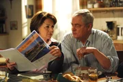 Rosi und Joseph freuen sich auf ihr Ferienhaus auf Teneriffa. Von links: Rosi (Brigitte Walbrun) und Joseph Brunner (Wilhelm Manske). Rosi und Joseph freuen sich auf ihr Ferienhaus auf Teneriffa. Von links: Rosi (Brigitte Walbrun) und Joseph Brunner (Wilhelm Manske).