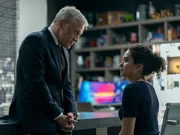 Regus Patoff (Christoph Waltz) und Elaine (Brittany O'Grady)