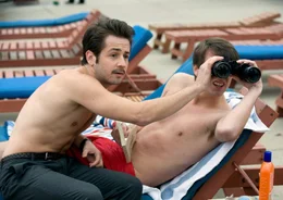 Aus der Ferne beobachten Sam (Michael Angarano, li.) und Marshall (Reece Thompson) die Hochzeitsgesellschaft.