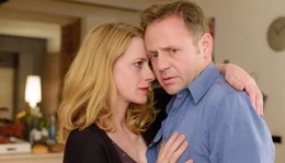 Vanessa (Caroline Peters) legt sich ins Zeug, um den konservativen Paul (Samuel Finzi) vom Partnertausch zu &uuml;berzeugen.