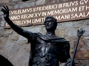 Statue des Antonius Pius an der Pforte des Kastell Saalburg.