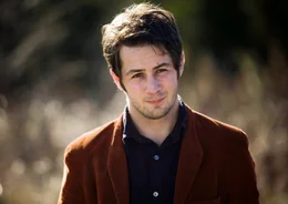 Der Kinderbuchautor Sam (Michael Angarano) muss erkennen, dass die Welt kein gro&szlig;es M&auml;rchen ist.