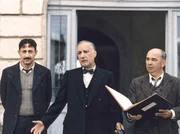 EinsPlus DIE KINDER DES MONSIEUR MATHIEU, "Les Choristes", am Montag (27.04.15) um 21:45 Uhr. Der hartherzige Direktor Rachin (Francois Berleand, Mitte) und der ihm ergebene Cabert (Kad Merad, li.) wollen mal wieder eine ihrer Bestrafungen durchf&uuml;hren. Der neue Lehrer Clement Mathieu (Gerard Jugnot) soll einen Schuldigen aus dem Klassenbuch ausw&auml;hlen, was ihm aber gar nicht behagt.