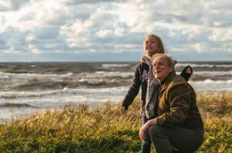 Lebensfreude: Thomas Wintersperger (Ulrich Tukur, r.) mit Max' Enkelin beim Drachensteigen an der Ostsee.
