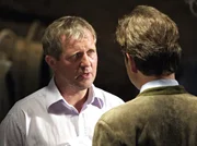 Thomas (Harald Krassnitzer, li.) kündigt Georg (Stefan Fleming) den Pachtvertrag. Thomas (Harald Krassnitzer, li.) kündigt Georg (Stefan Fleming) den Pachtvertrag.