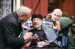 Schw&auml;cheanfall: der r&uuml;stige, streitbare Kauz Max (Hans-Peter Korff, M.) mit seinem neuen Freund Thomas Wintersperger (Ulrich Tukur, l), seiner Enkelin und einer Nachbarin.