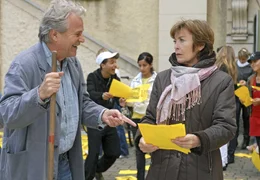 Hausmeister Christian Brenner (Peter Sattmann) will Petra Winters (Thekla Carola Wied) m&uuml;de Fu&szlig;baller mit einer provokanten Flugblattaktion munter machen.