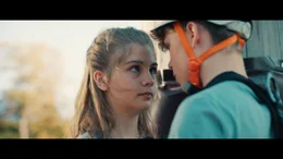 Noch nie war Meeri (Leni Deschner) Rocco (Jonas Kaufmann) so nah.