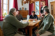 Hubert (Christian Tramitz, r.) und Girwidz (Michael Brandner, l.) befragen die Familie des Toten: Ludwig (Leo Tramitz, 2.v.l.), Anton (Tommy Schwimmer, M.) und Anna (Christina Arends, 2.v.r.). Irgendetwas scheinen die Kinder des Verstorbenen zu verbergen.