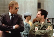 Ahnt der Secret Service (Richard Higgs, l.) etwas von Travis (Robert De Niro, r.) und seinen Anschlagspl&auml;nen?