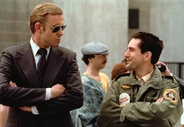 Ahnt der Secret Service (Richard Higgs, l.) etwas von Travis (Robert De Niro, r.) und seinen Anschlagspl&auml;nen?