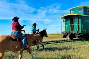 Bei der Prairie Dog Central Railway haben sie Spass daran, den Wilden Westen durch einen Überfall auf den historischen Zug wieder aufleben zu lassen. Bei der Prairie Dog Central Railway haben sie Spass daran, den Wilden Westen durch einen Überfall auf den historischen Zug wieder aufleben zu lassen.
